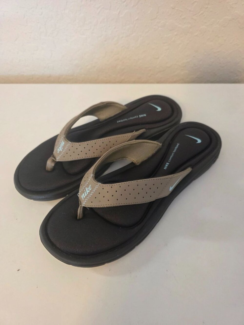 Nike Comfort Footbed Khaki Flip flop Sandals size 9 - EUC